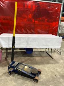 lot 712 image: NAPA Professional Lifting Equipment Hydraulic Floor Jack