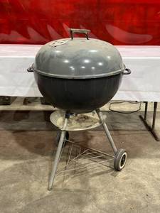 lot 808 image: Weber Bar B Kettle Charcoal Gril