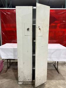lot 905 image: Metal Storage Cabinet with Double Doors and Shelving