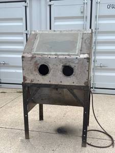 lot 15 image: Industrial Metal Sandblasting Cabinet With Gloves and Hose