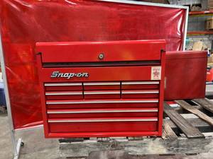 lot 80 image: Snap-on Red Metal Tool Chest with Drawers and Socket Organizer