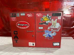lot 84 image: SnapOn Red Metal Locking Wall Mounted Tool Cabinet
