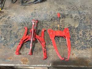 lot 399 image: Two Red Heavy-Duty Gear Pullers