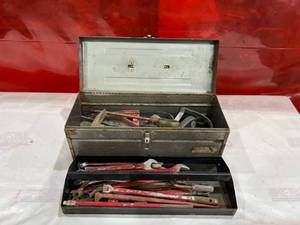 lot 543 image: Metal Toolbox With Assorted Hand Tools Included