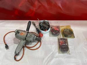 lot 554 image: Black and Decker No. 7250 Drill with Accessories and Abrasive Discs