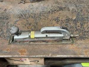 lot 559 image: Blue Point Model AT475 Straight Line Air Sander