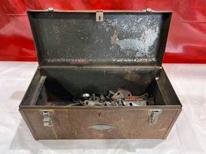 lot 562 image: Steel Tool Chest with Assorted Metal Parts
