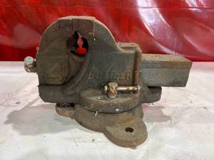 lot 564 image: Buffalo Swivel Bench Vise with Pipe Jaws