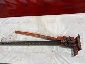 lot 222 image: Orange Mechanical Farm Jack with Handle