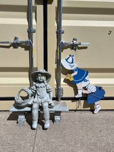 lot 823 image: Decorative Outdoor Items