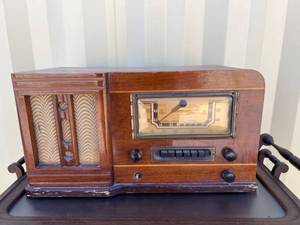 lot 909 image: Sentinel Model 198A Tabletop Tube Radio with Wood Cabinet, 1930s FOR PARTS OR REPAIR