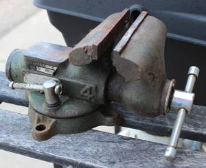 lot 12 image: Swiveling Anvil 4 Vise - Duracraft MV-440 very good condition