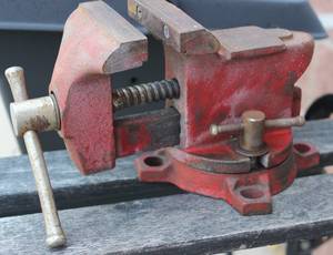 lot 35 image: Swivel Bench Vise 4