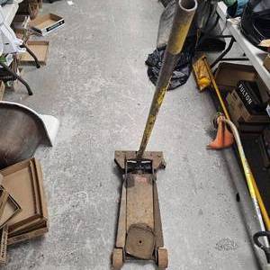 lot 249 image: 10 Ton Floor Jack, needs oil