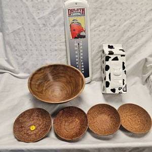 lot 202 image: Big Walnut Popcorn Bowl with 4 Small Bowls