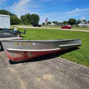 lot 272 image: 16 ft Aluminum Boat