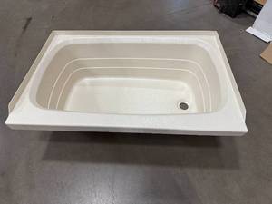 lot 86 image: LIPPERT RV TUB