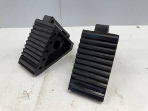 lot 109 image: EXTREME MAX WHEEL CHOCKS