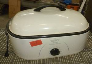 lot 7 image: Rival 18 quart roaster