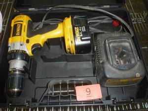 lot 9 image: Dewalt 14.4v drill with battery and charger