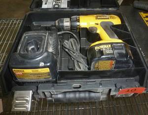 lot 10 image: Dewalt 14.4v drill with battery and charger