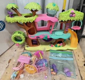 lot 39 image: Little pet shop tree house