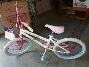 lot 82 image: Girls Huffy bicycle