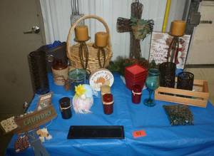 lot 92 image: Group of home dcor and candles
