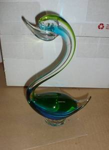 lot 132 image: Art glass swan - no chips or breaks
