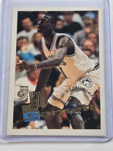 lot 438 image: Kevin Garnett Rookie 1995 Topps #237 - Minnesota Timberwolves Basketball Card