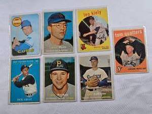 lot 134 image: Lot of 7 Vintage Baseball Cards from the Late 50s and 60s
