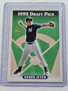 lot 293 image: Derek Jeter Rookie 1993 Topps #98 - New York Yankees Baseball Card