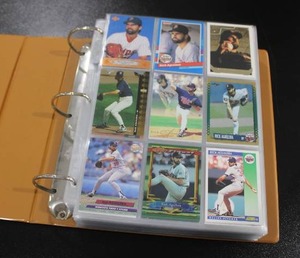 lot 72 image: Minnesota Twins Binder  450 Twins Cards