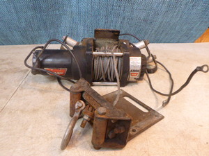 lot 14 image: Warn Winch