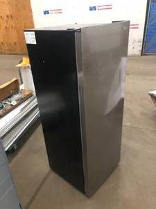 lot 32 image: Vissani 7.1 cu. ft. Manual Defrost Convertible Upright Freezer in Stainless Steel Look   Customer Returns See Pictures