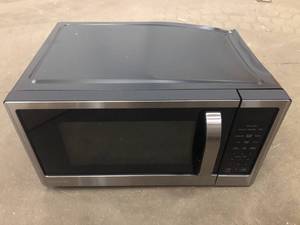 lot 44 image: Vissani 1.1 cu. ft. Countertop Microwave in Fingerprint Resistant Stainless Steel Damaged Customer Returns See Pictures