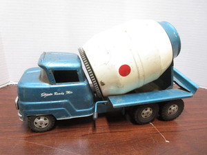 lot 3 image: Vintage Structo Ready Mix Truck