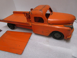 lot 14 image: Antique Structo Rollback Flatbed