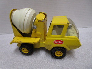 lot 32 image: Vintage Tonka Cement Truck
