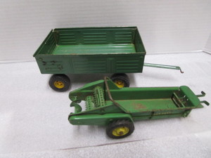 lot 33 image: John Deere Toy Metal Wagon, Cast Manure Spreader