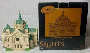 lot 42 image: Daytons Lighted City Sights Cathedral of St Paul with Original Box