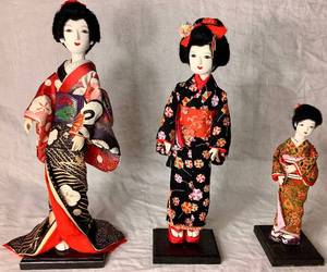 lot 75 image: Vintage Japanese Kimono Geisha Dolls