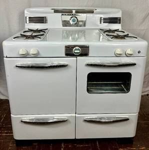 lot 3 image: Universal Gas Stove circa 1950 Made in Chicago IL