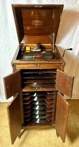 lot 4 image: Antique Victor VV-XI 741705 Hand Crank Victorola Record Player Phonograph