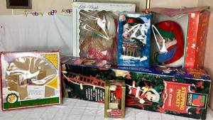 lot 165 image: Favorite Vintage Christmas Characters Animated Collection