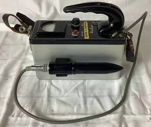 lot 81 image: Vintage Airline Geiger Counter (Range X1 to x100) 0 to 200 C.P.M.