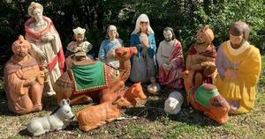 lot 96 image: Vintage Blow Mold Nativity Set Yard Decorations