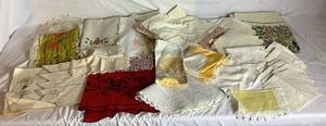 lot 106 image: Collection of Vintage Linens