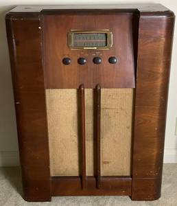 lot 114 image: Montgomery Ward Air Wave Loop Ariel System Radio