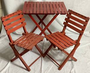 lot 40 image: Childrens Vintage Folding Slat Table and Chairs
